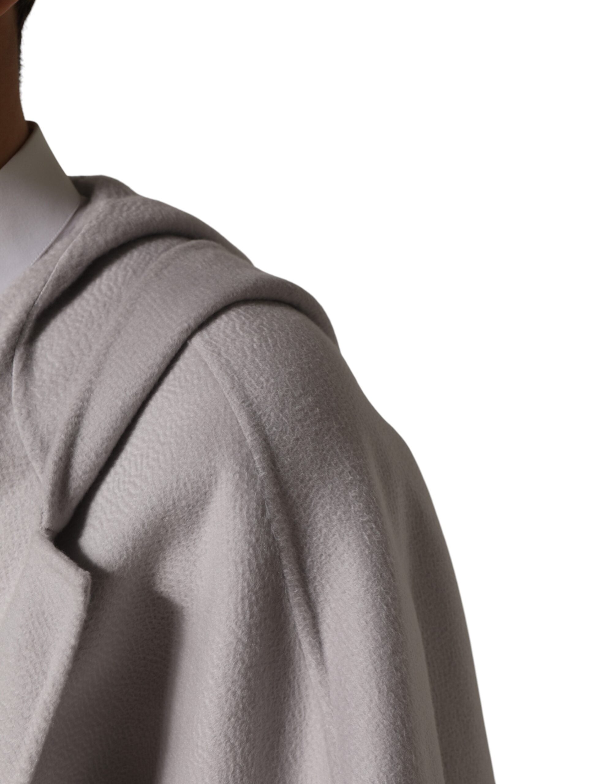 Manteau long beige avec ceinture de la marque Dolce & Gabbana, trench coat homme élégant, visible avec détails et texture du tissu.