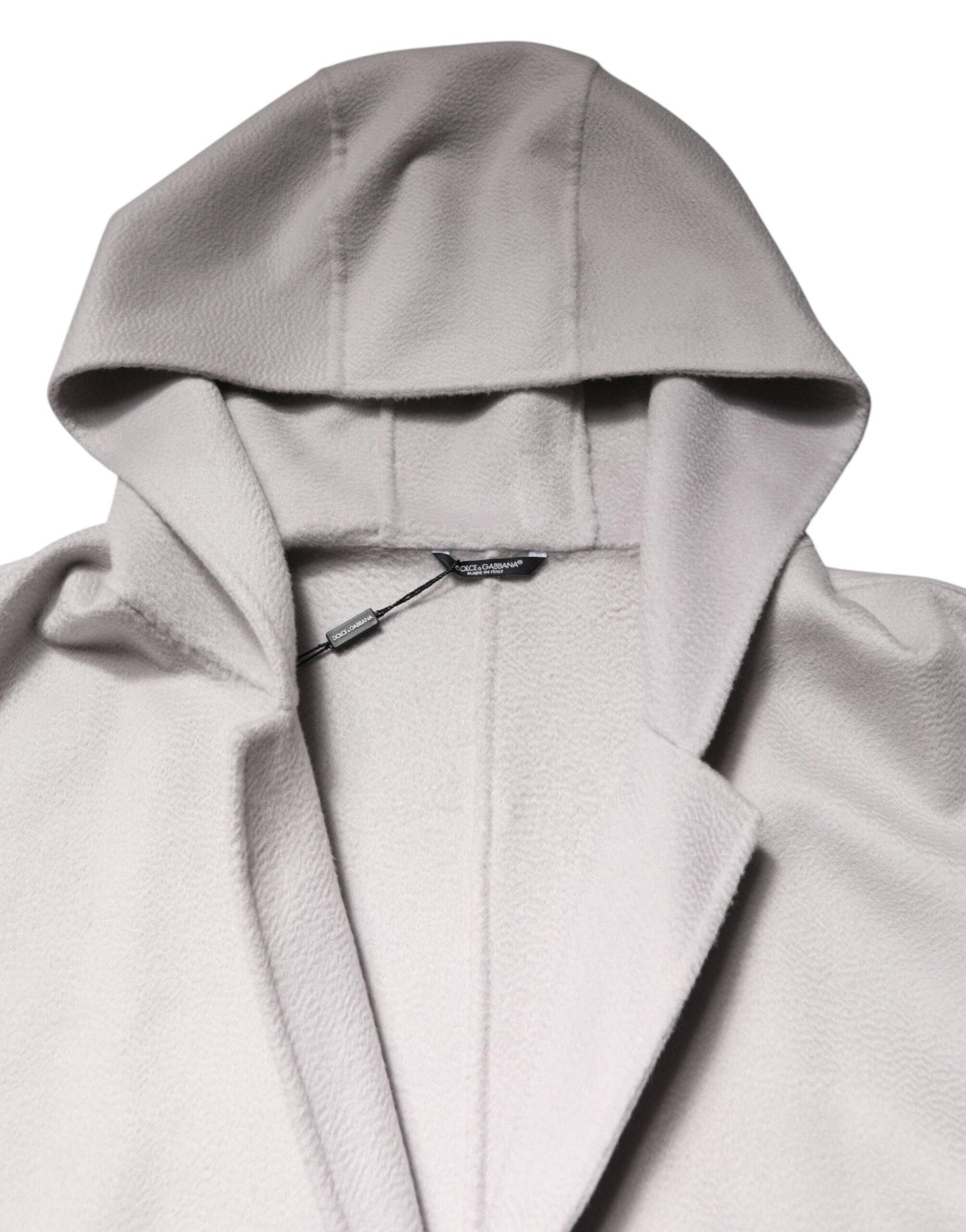Manteau long beige avec ceinture Dolce & Gabbana pour homme, trench coat élégant et classique, en tissu léger et fluide.