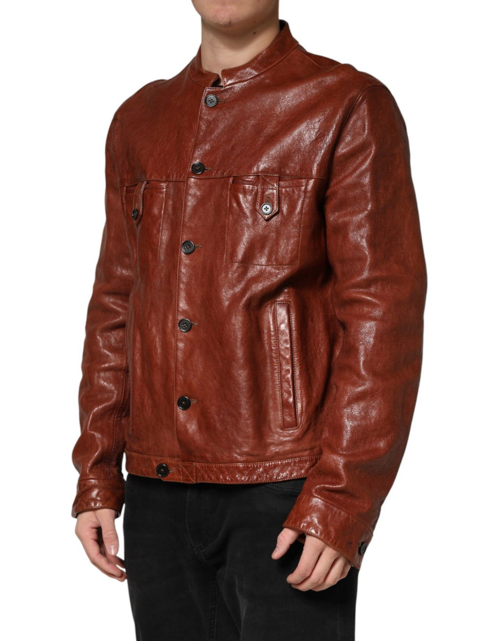 Veste en cuir marron pour homme de style biker avec boutons, Dolce & Gabbana, visible détail du col et des épaules.