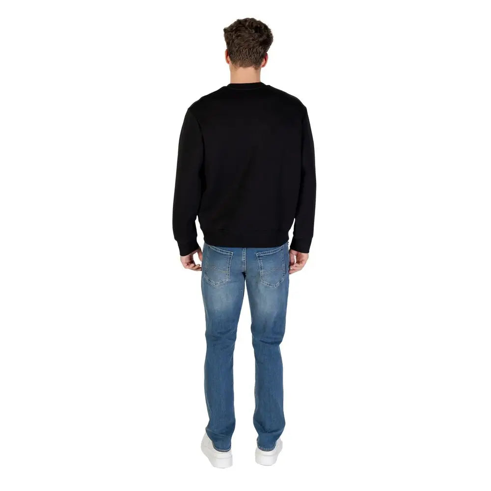 Sweatshirt armani exchange bicolor en coton noir manches longues col rond porté avec jean bleu