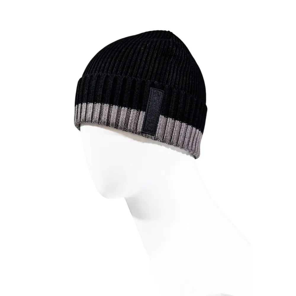 Bonnet Armani Exchange bicolor en maille côtelée noire avec bord gris rayé et petite étiquette noire rectangulaire