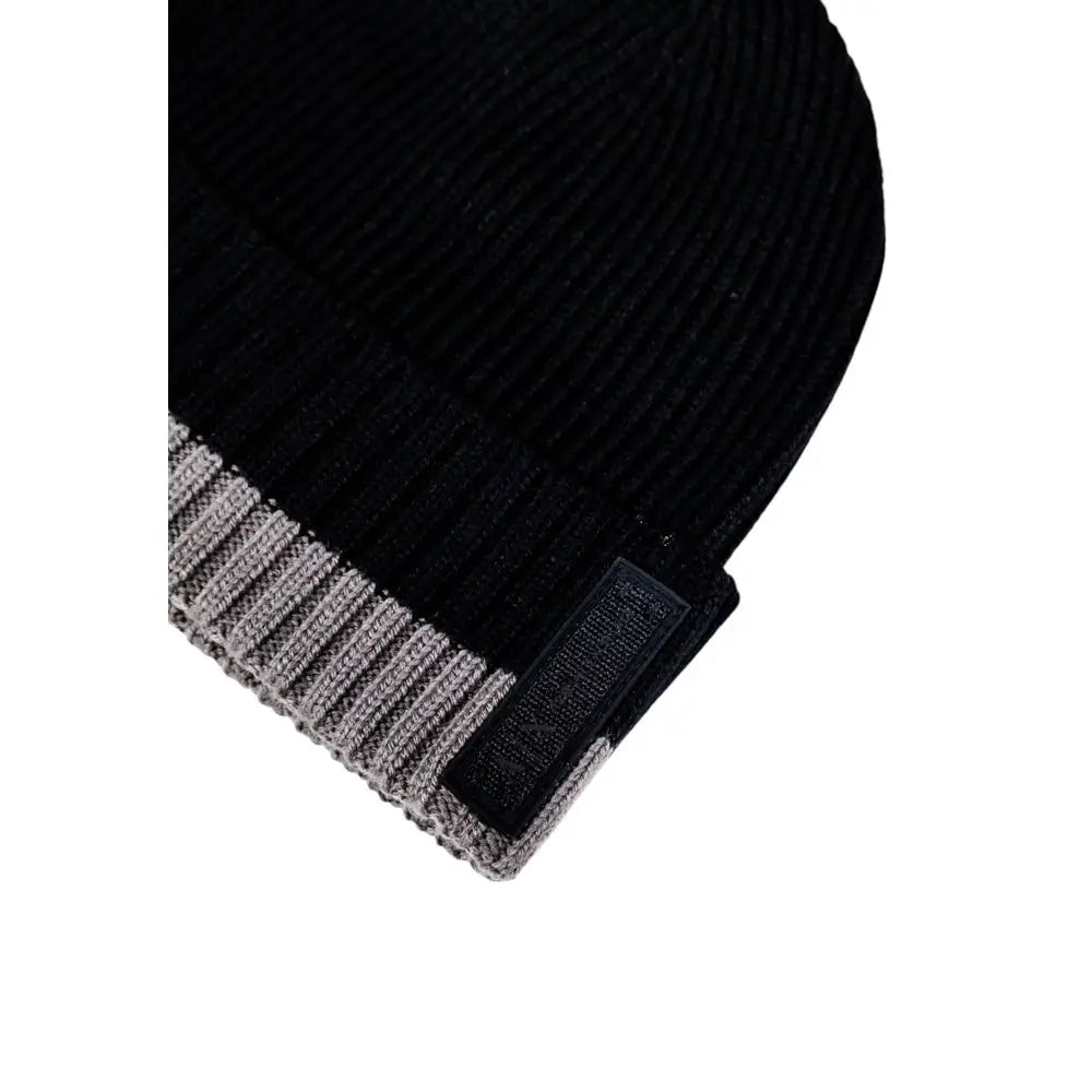 Armani exchange bicolor marabou cap noir en maille côtelée avec bord gris contrastant et petite étiquette tissée noire