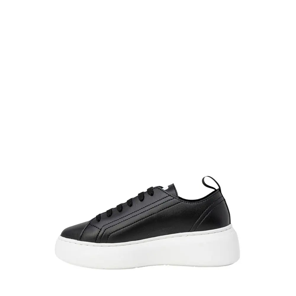 Aromani exchange basket basse noire en cuir artificiel avec semelle blanche épaisse et lacets noirs