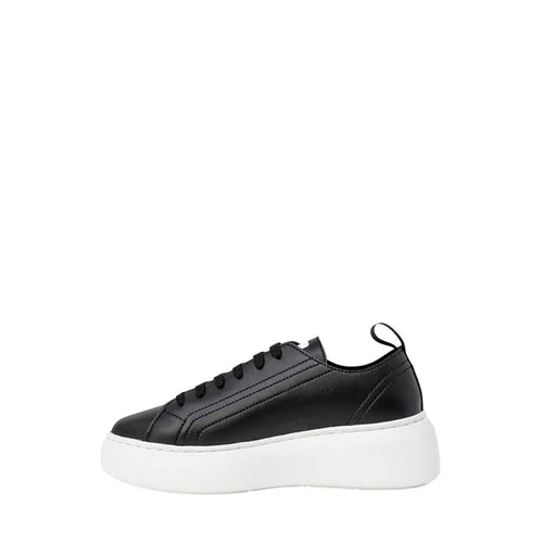 Aromani exchange basket basse noire en cuir artificiel avec semelle blanche épaisse et lacets noirs