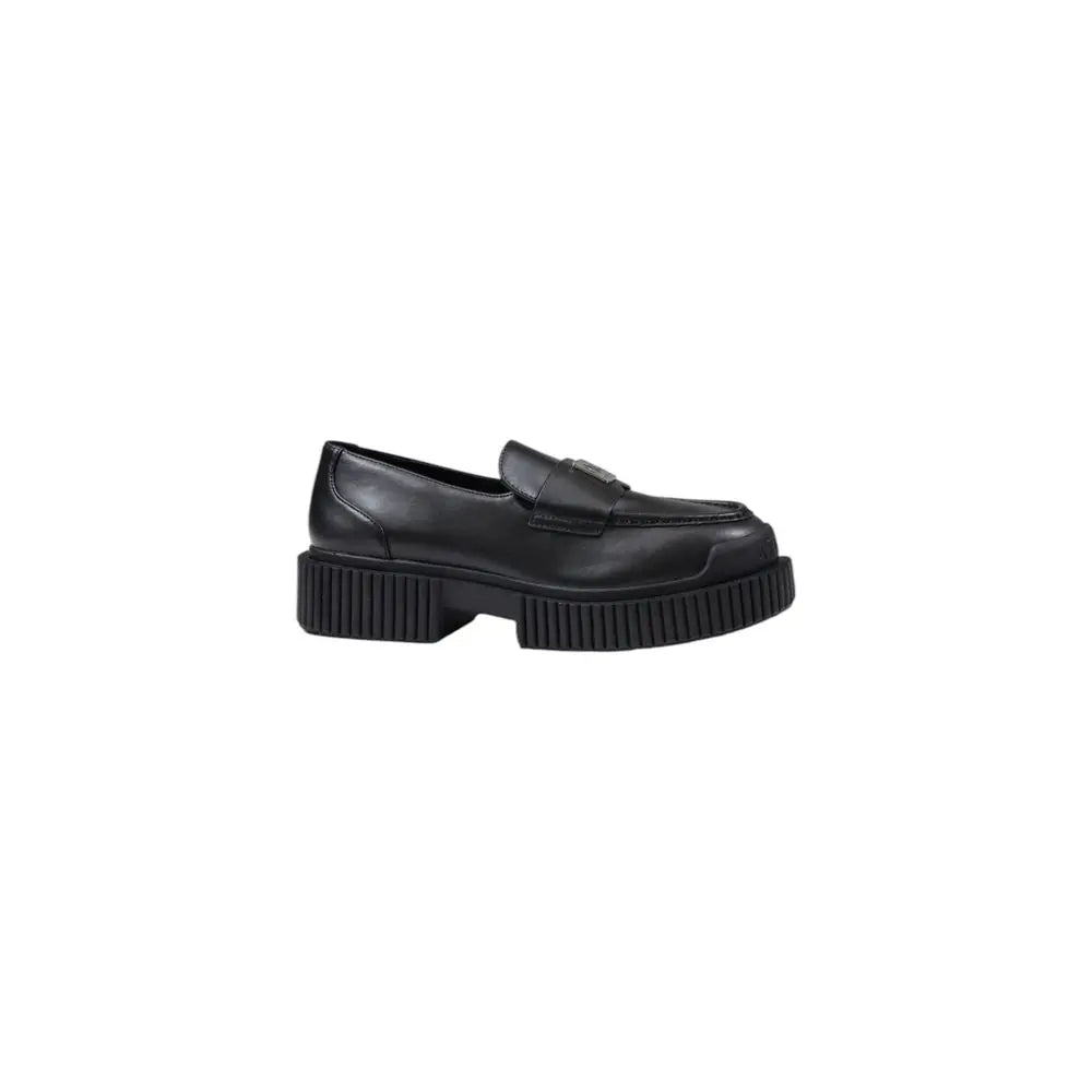 Armani Exchange pump noir en cuir avec semelle plateforme à crampons et logo métallique sur le dessus