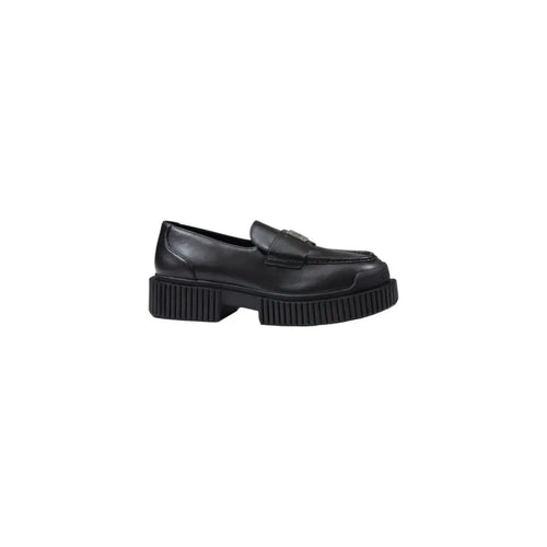 Armani Exchange pump noir en cuir avec semelle plateforme à crampons et logo métallique sur le dessus