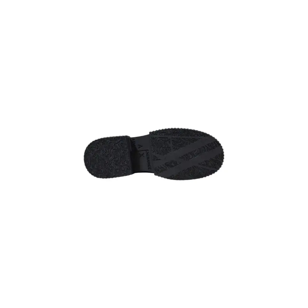 Semelle extérieure en caoutchouc noir avec motif texturé et logo embossé sur les escarpins plateforme en cuir armani exchange