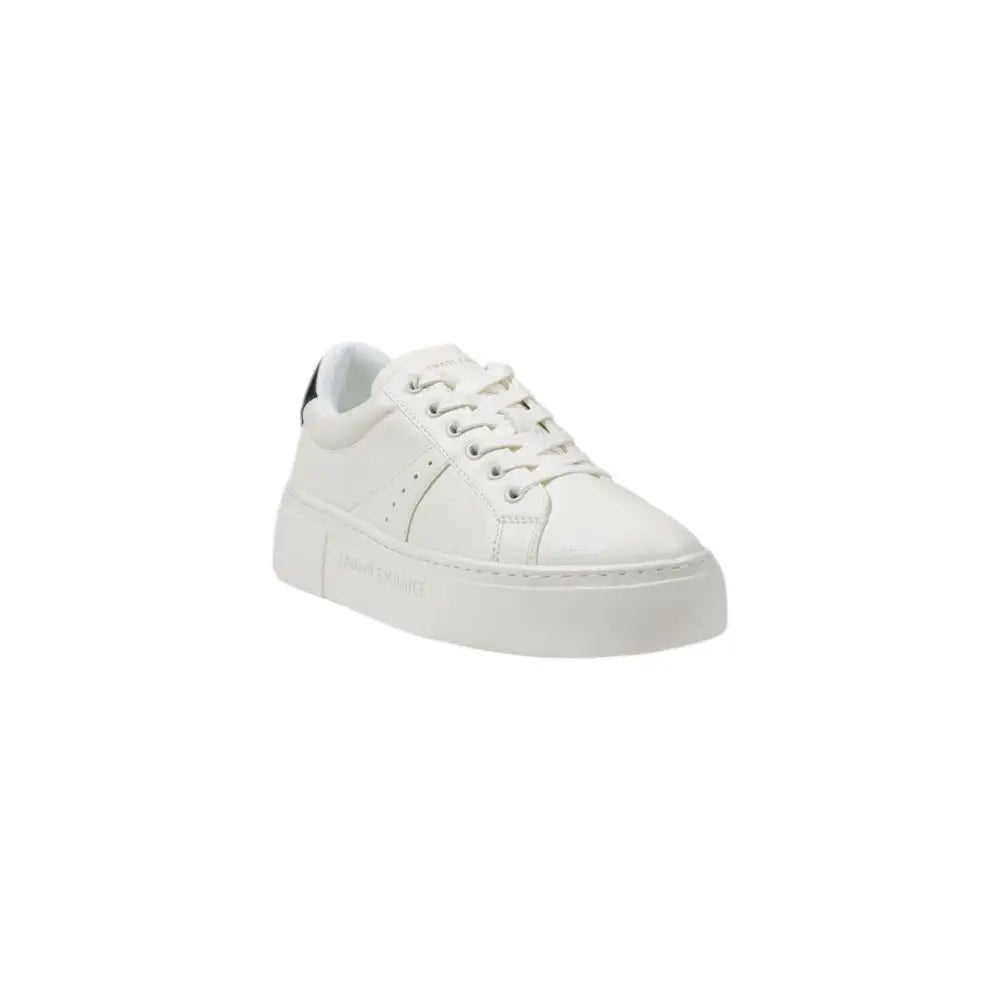 Arawni exchange sneaker basse en cuir blanc avec semelle plateforme épaisse et accent noir subtil au talon