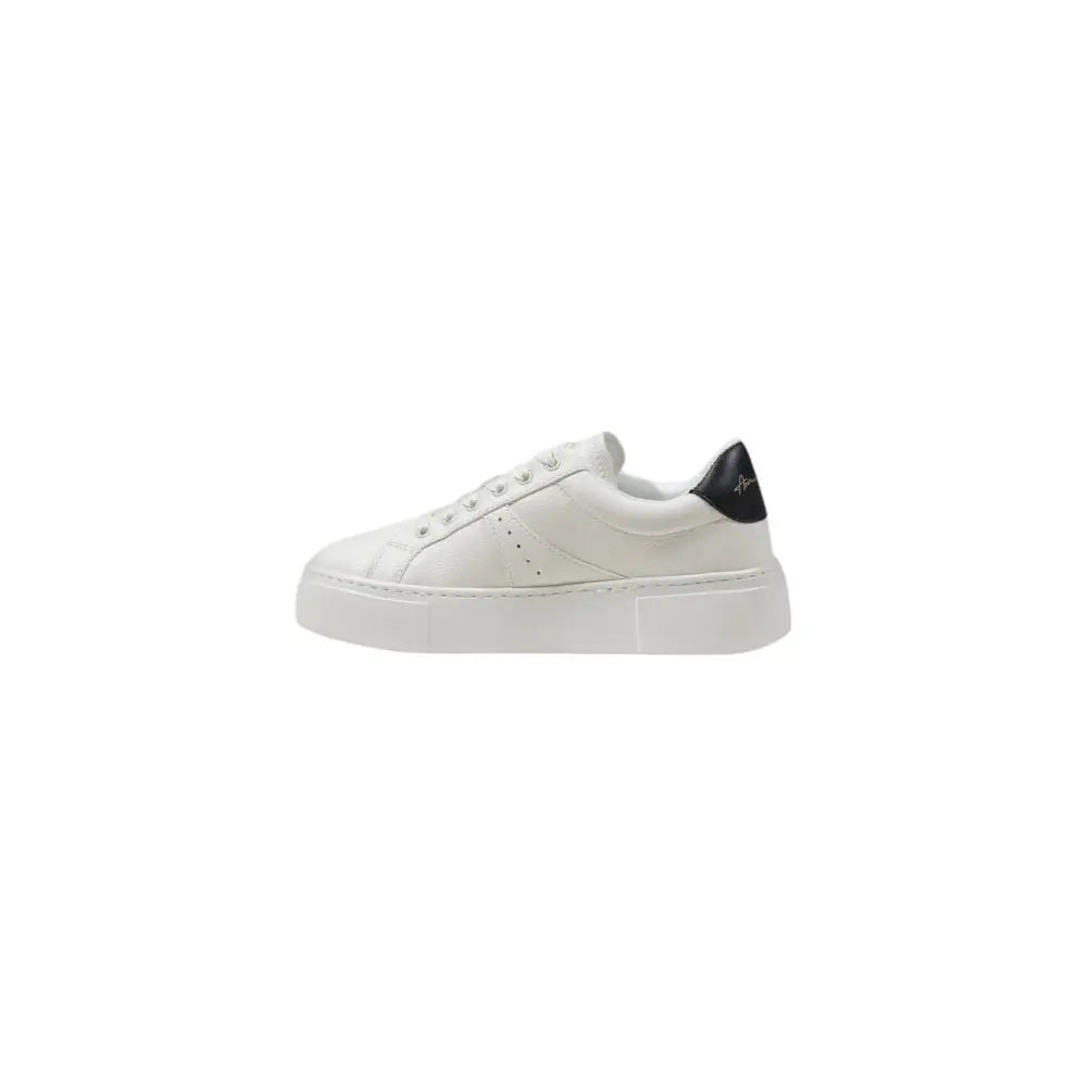 Sneakers armani exchange en polyester noir avec semelle épaisse blanche et talon noir en cuir vue arrière