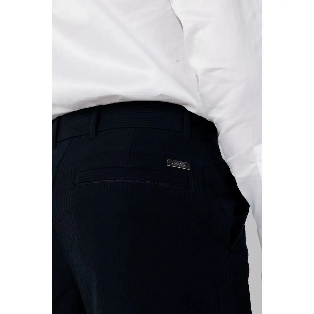 Pantalon décontracté en coton bleu armani exchange vu de dos avec tissu texturé et étiquette de marque rectangulaire noire