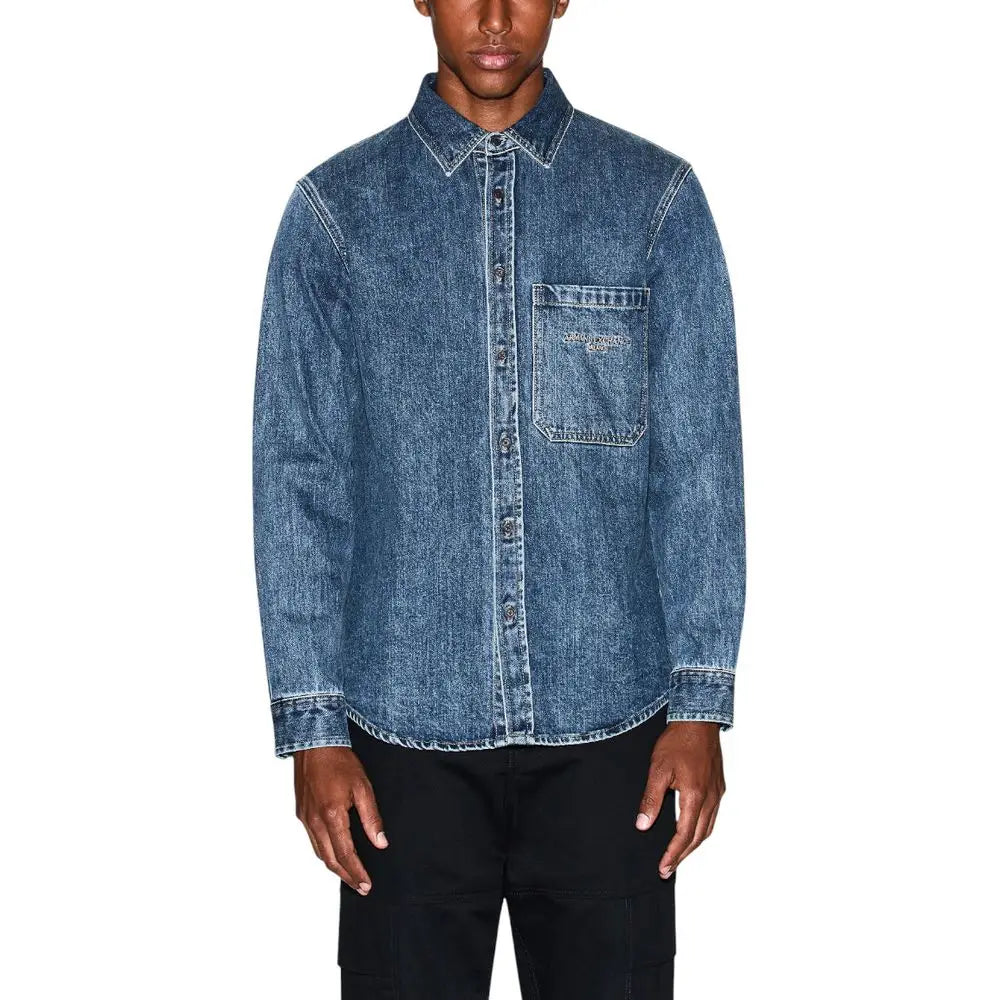 Chemise en denim bleu medium wash armani exchange avec col classique poche brodée et poignets effilochés