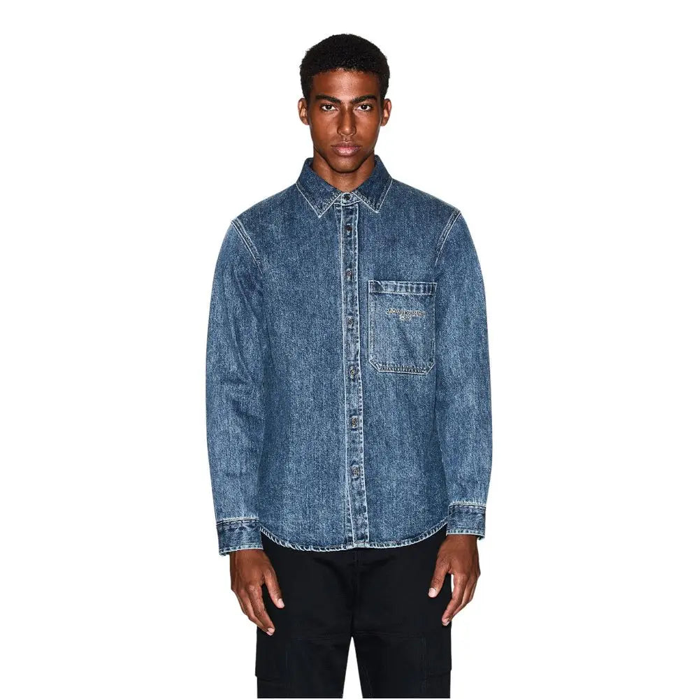 Chemise en denim bleu armani exchange à boutons avec col classique poche poitrine délavé et poignets effilochés