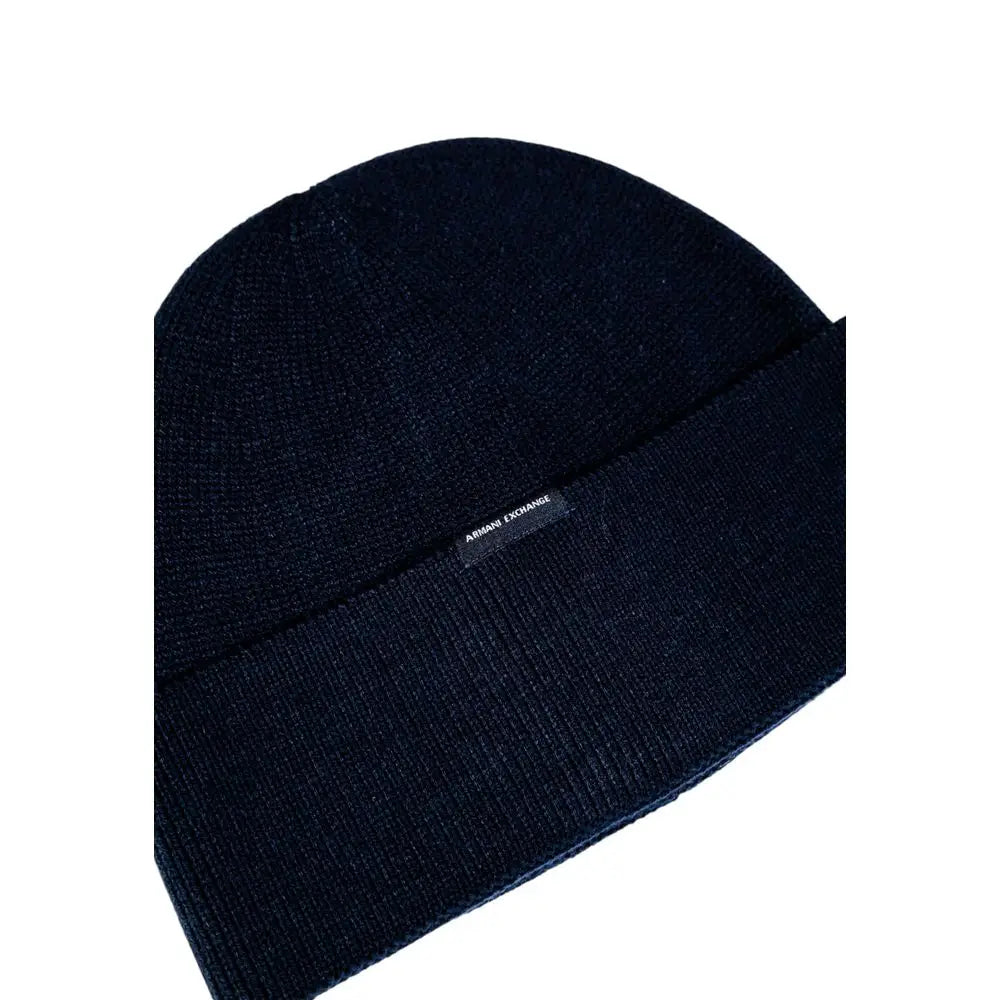 Une casquette baseball armani exchange blue marabou noire en maille côtelée avec logo discret sur le rebord plié