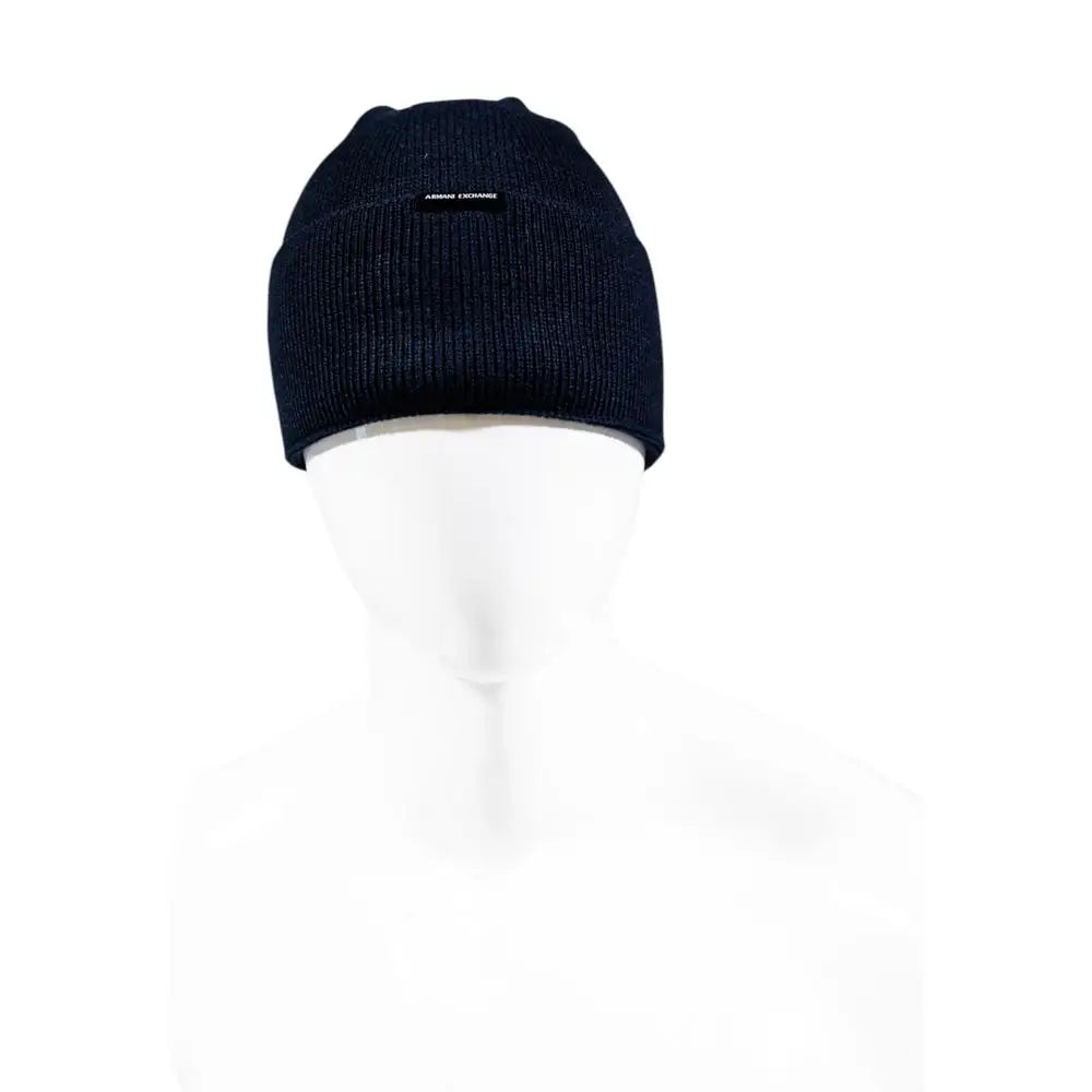 Arrière d’une casquette bleue armani exchange marabou avec étiquette noire sur bonnet en maille côtelée noire