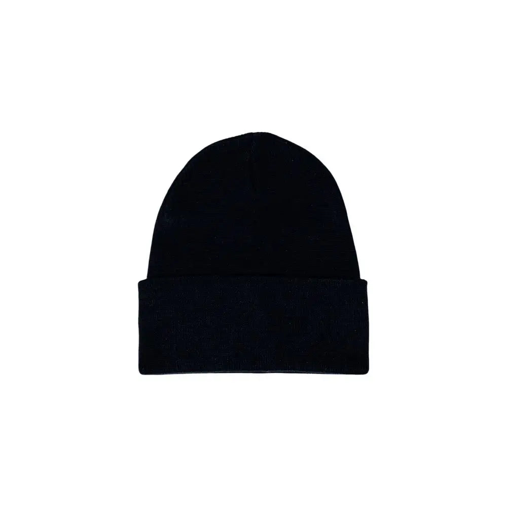 Bonnet en maille noire avec revers plié présenté comme un accessoire contrastant au casquette armani exchange bleue en polyester