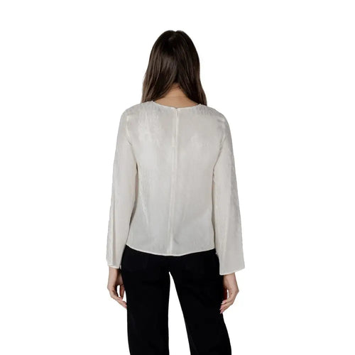 Une blouse armani exchange crème en viscose légère avec manches longues et fermeture éclair subtile au dos
