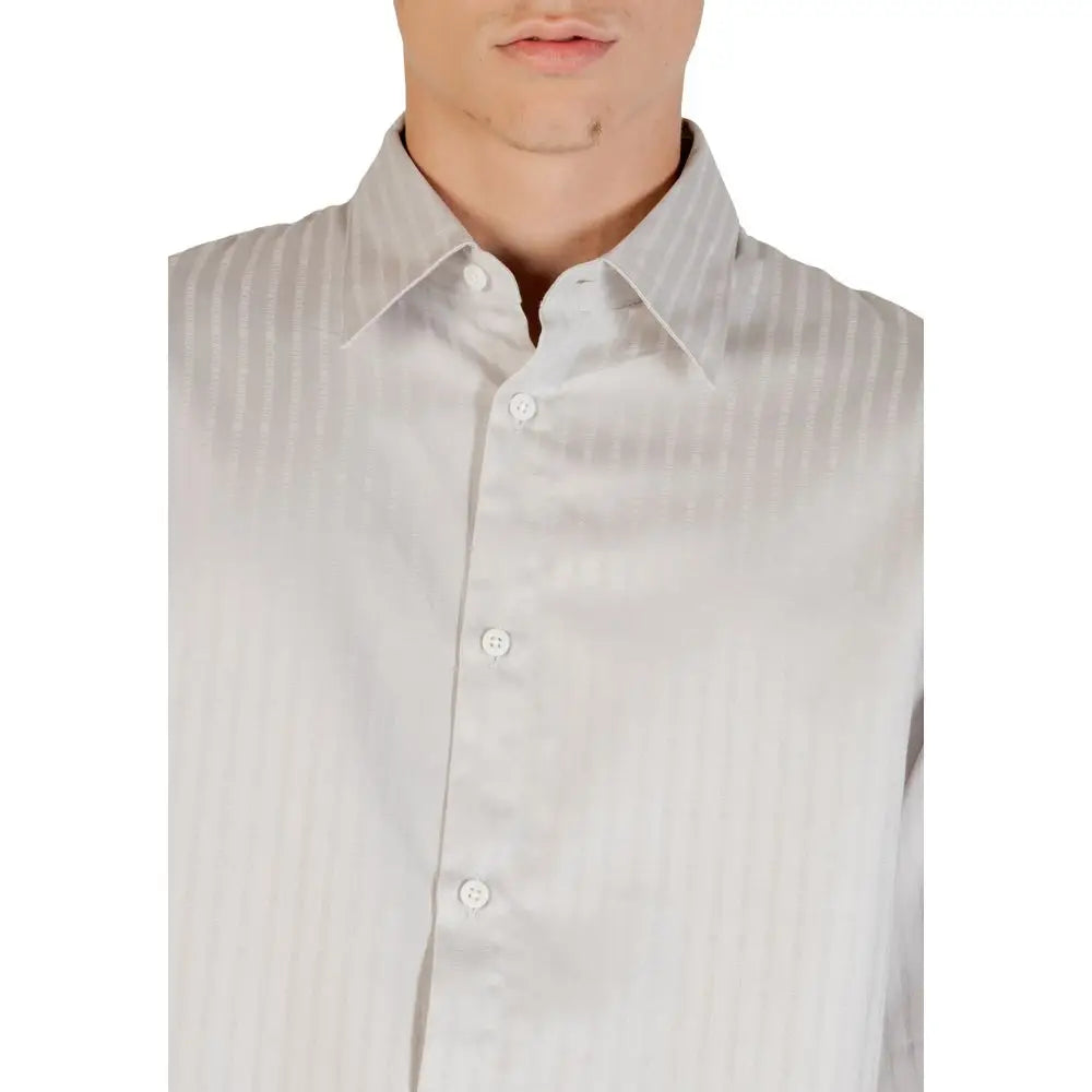 Chemise en coton grise armani exchange avec fines rayures verticales blanches et boutons blancs