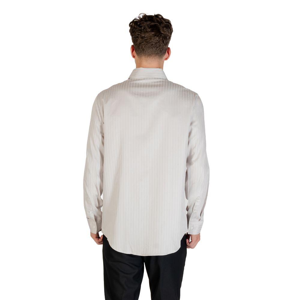 Chemise en coton gris à motif Armani Exchange, vue de face, détails du tissu et de la coupe élégante.