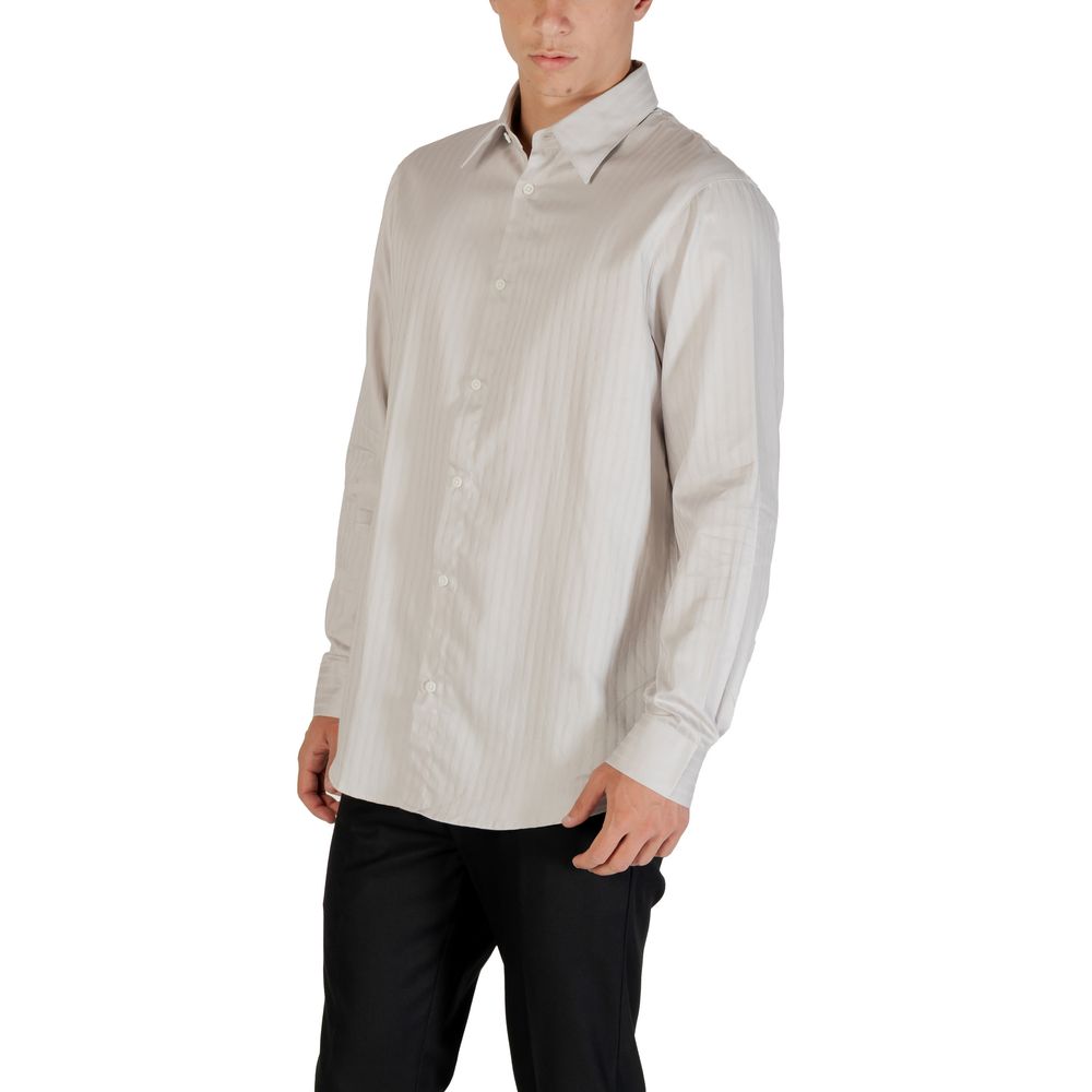 Chemise grise en coton à motif Armani Exchange, vue de face avec col et boutons visibles.