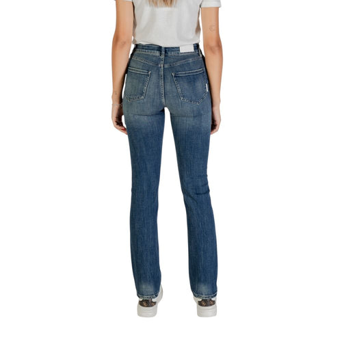 Jeans skinny en coton bleu de la marque Armani Exchange, coupe ajustée et style décontracté.