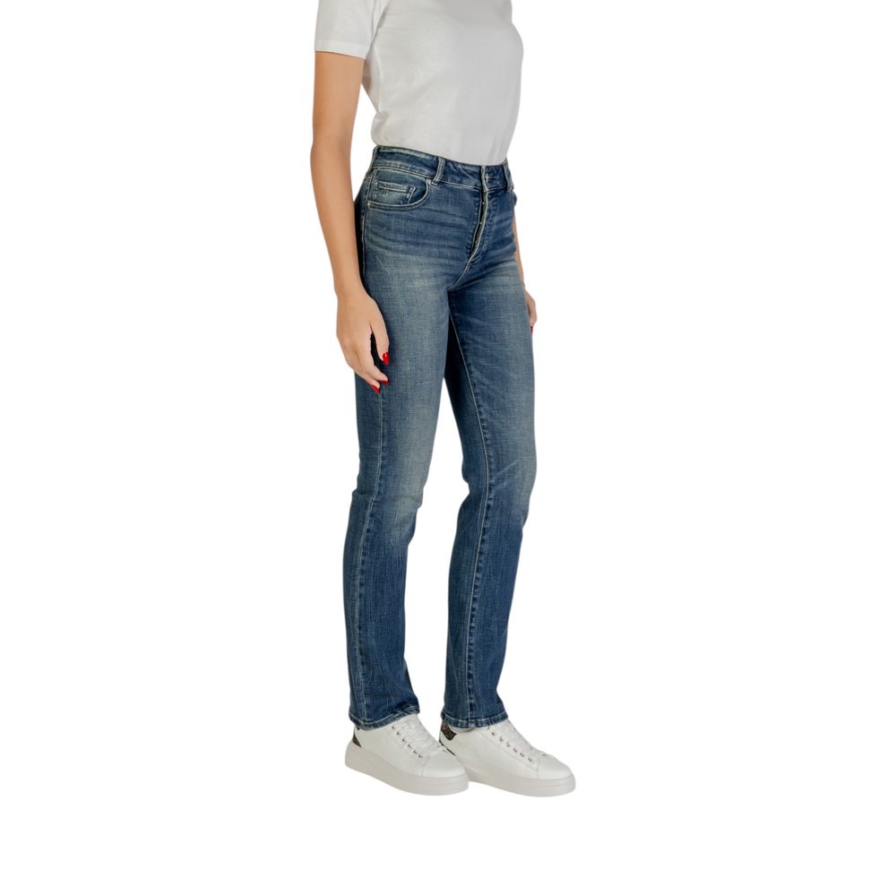 Jeans skinny en coton bleu Armani Exchange, coupe ajustée, détails modernes, porté sur un fond neutre.