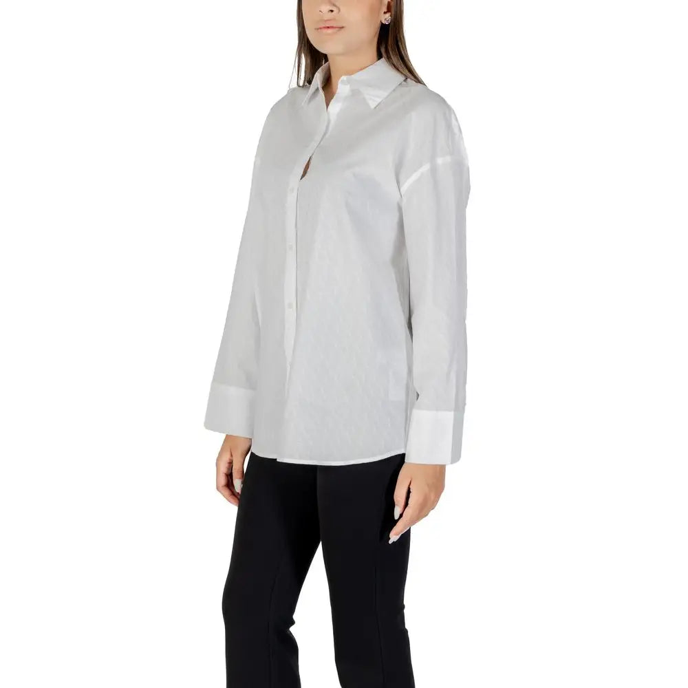 Chemise blanche en coton armani exchange manches longues col classique et poignets pliés soigneusement