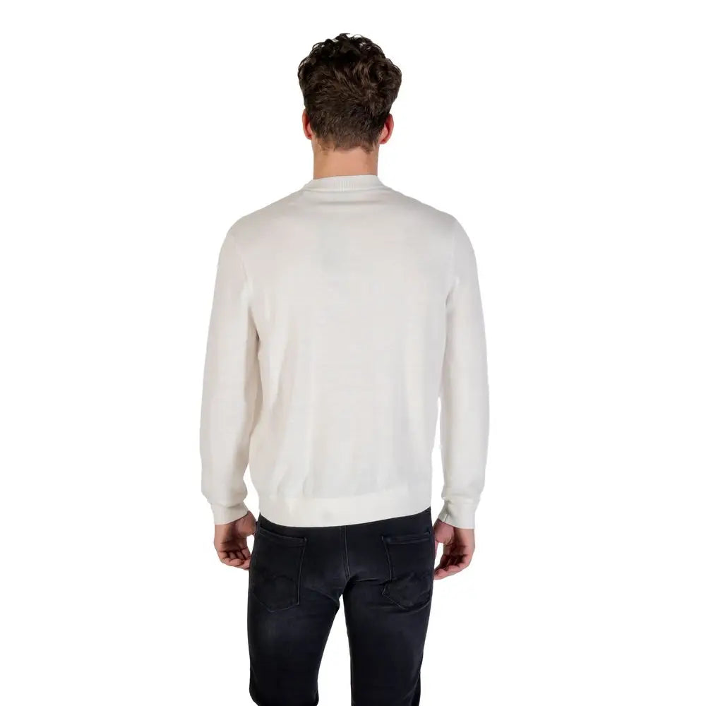 Un sweat-shirt blanc armani exchange en maille crème à manches longues avec col rond côtelé et poignets