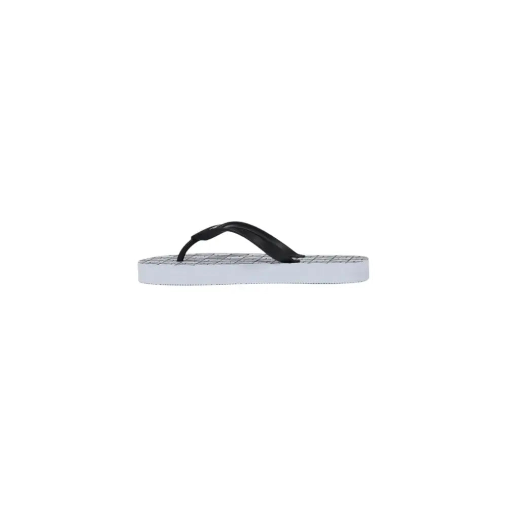 Ar Armani exchange sandales en caoutchouc blanches avec motif grille texturé et tongs noires et blanches