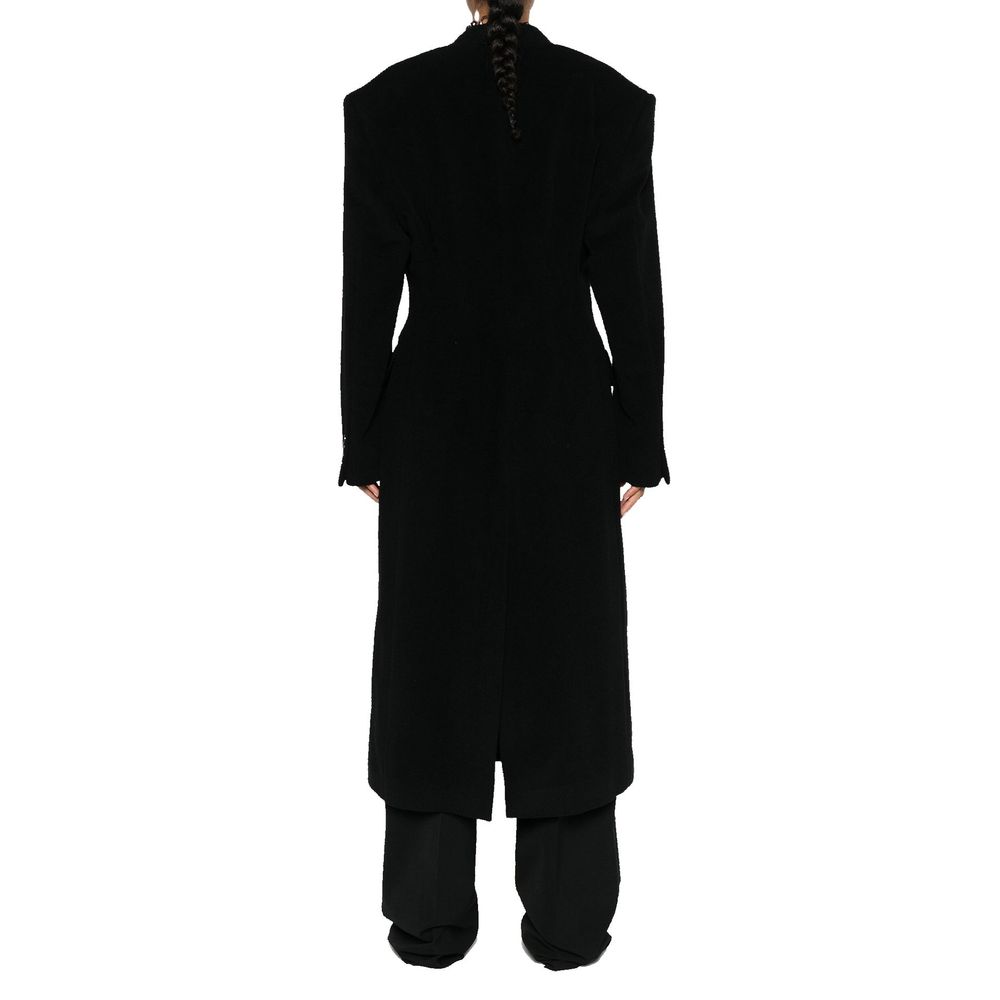 Manteau en cachemire noir Balenciaga, style élégant avec coupe classique et détails sophistiqués, porté en extérieur.