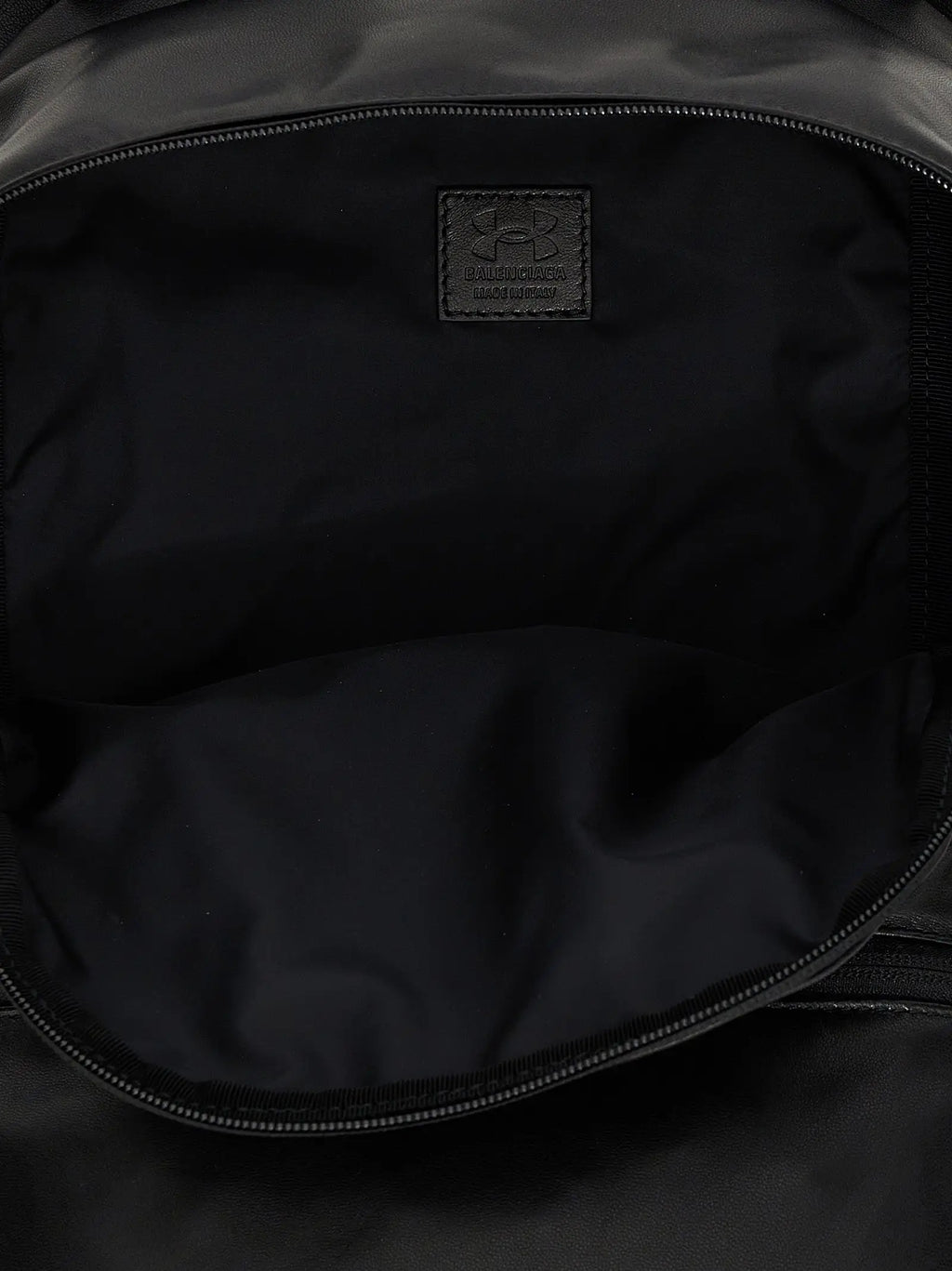 Intérieur de sac à dos balenciaga bicolor en cuir dagneau noir avec logo cousu et bordure zippée under armour