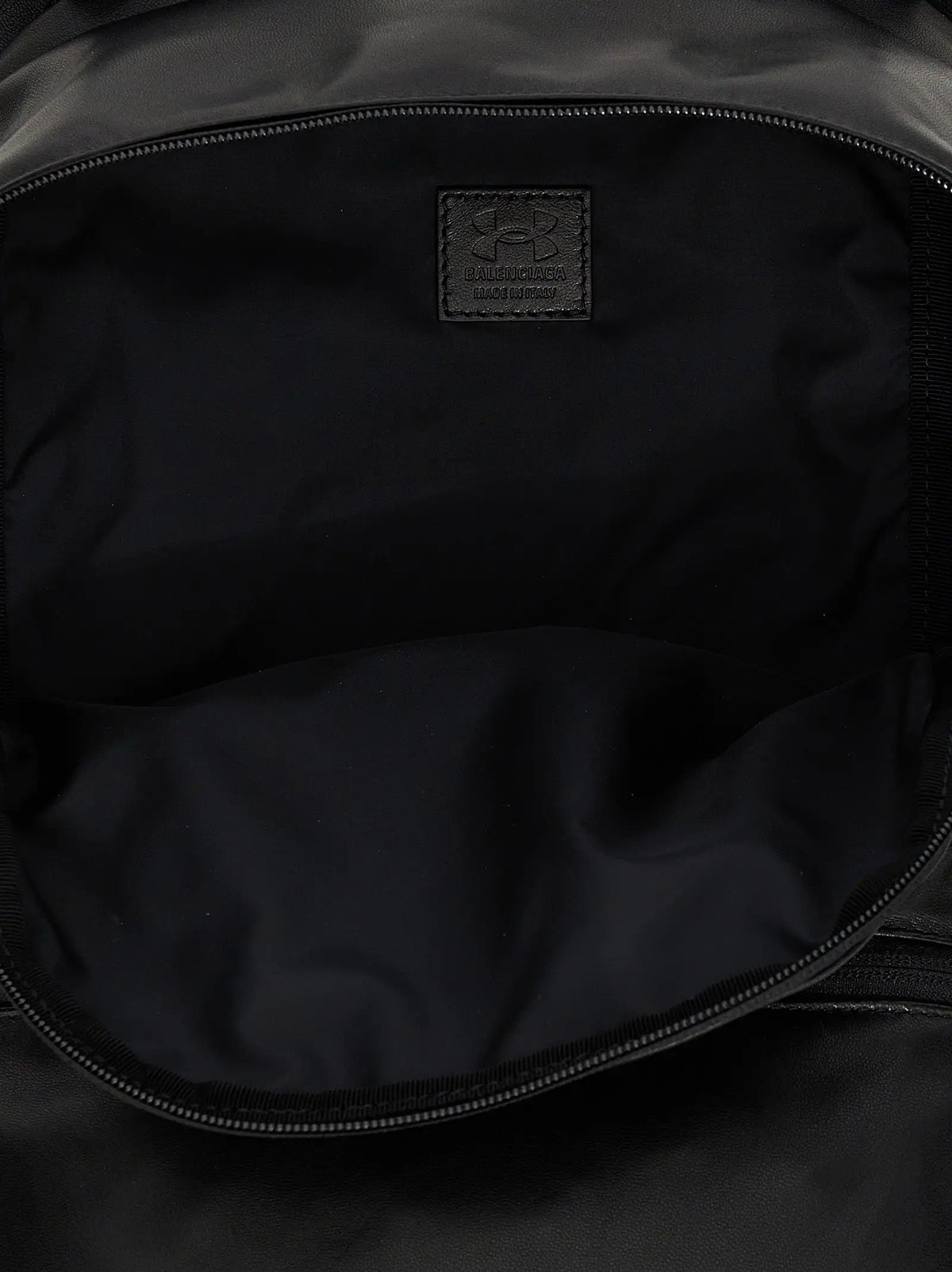 Intérieur de sac à dos balenciaga bicolor en cuir dagneau noir avec logo cousu et bordure zippée under armour