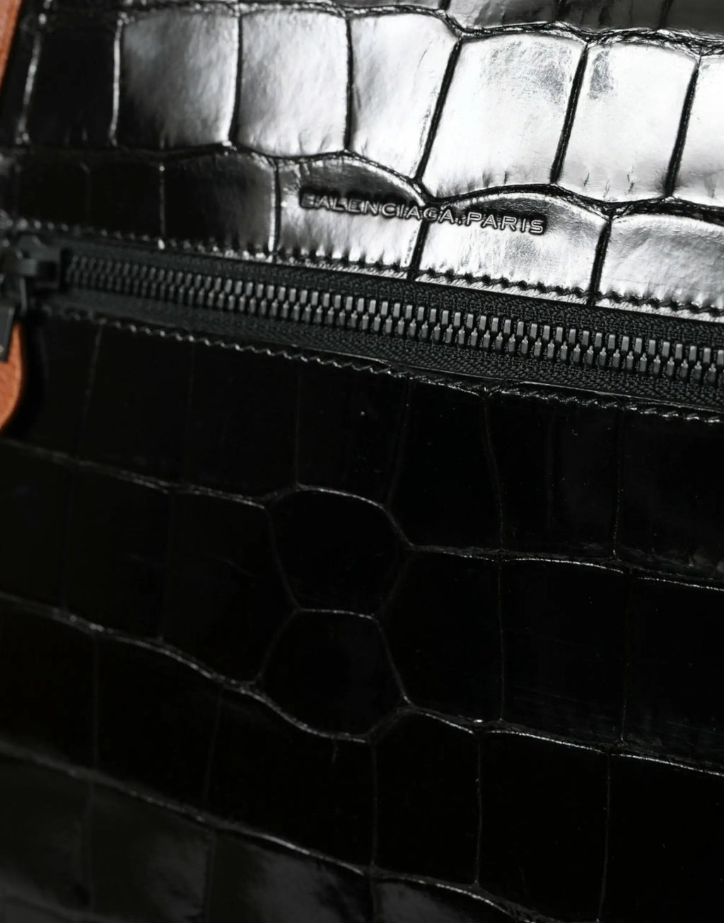 Portefeuille bandoulière vertical balenciaga noir et marron en cuir exotique effet peau de crocodile avec fermeture éclair argentée