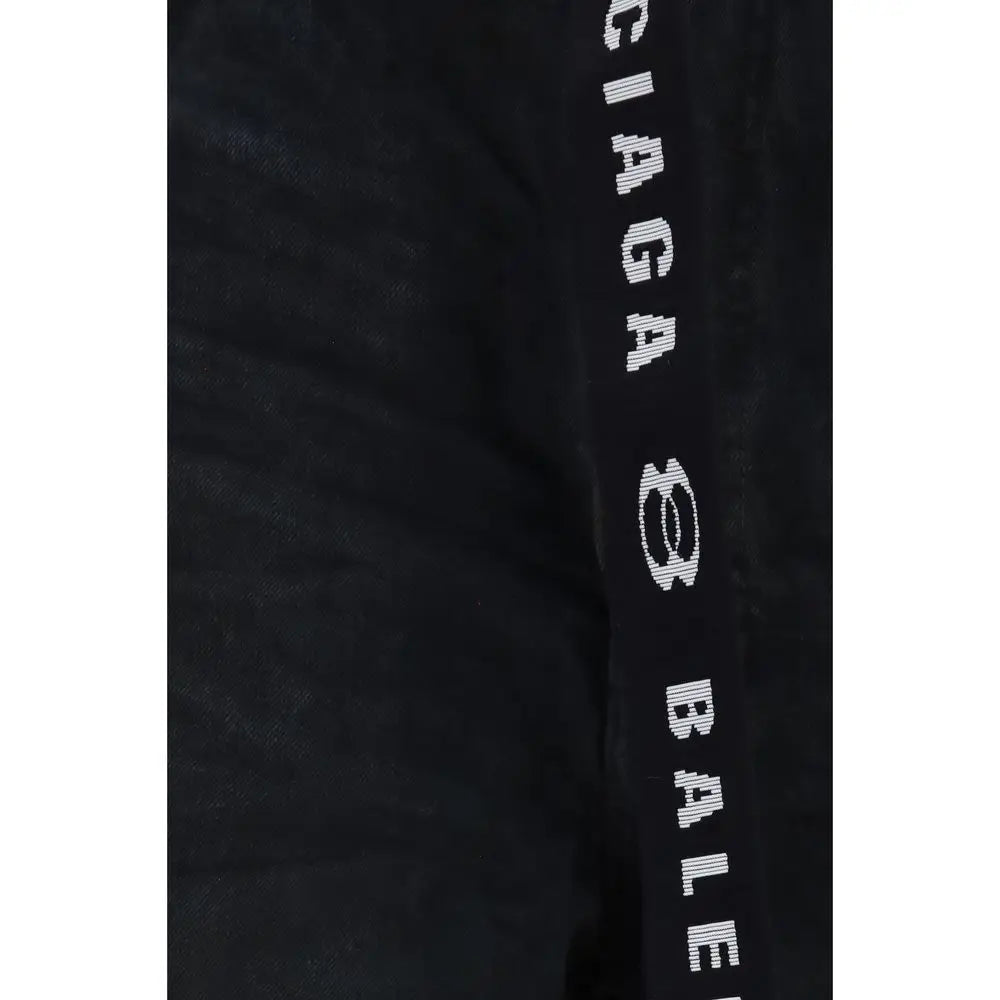Détail de la bande logo balenciaga noire sur tissu coton des bermudas balenciaga noirs