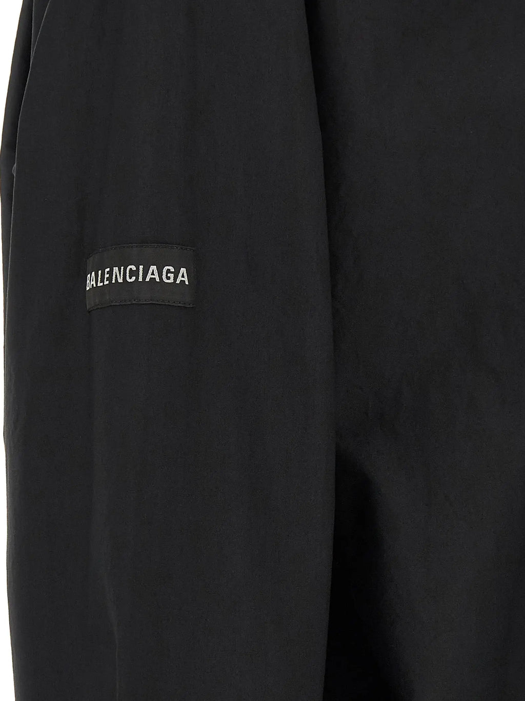Manche de blouse en coton noire balenciaga avec patch logo blanc contrastant