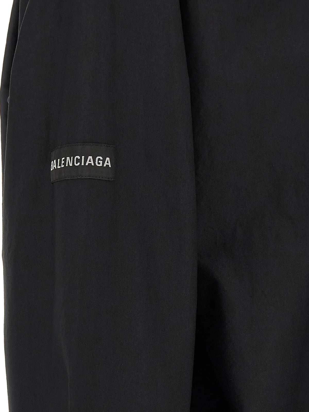 Manche de blouse en coton noire balenciaga avec patch logo blanc contrastant