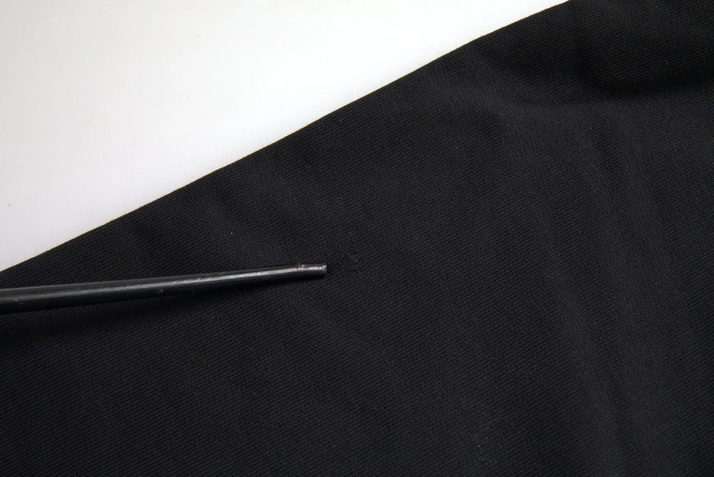Tissu noir légèrement texturé du sweat à capuche en coton balenciaga avec logo visible