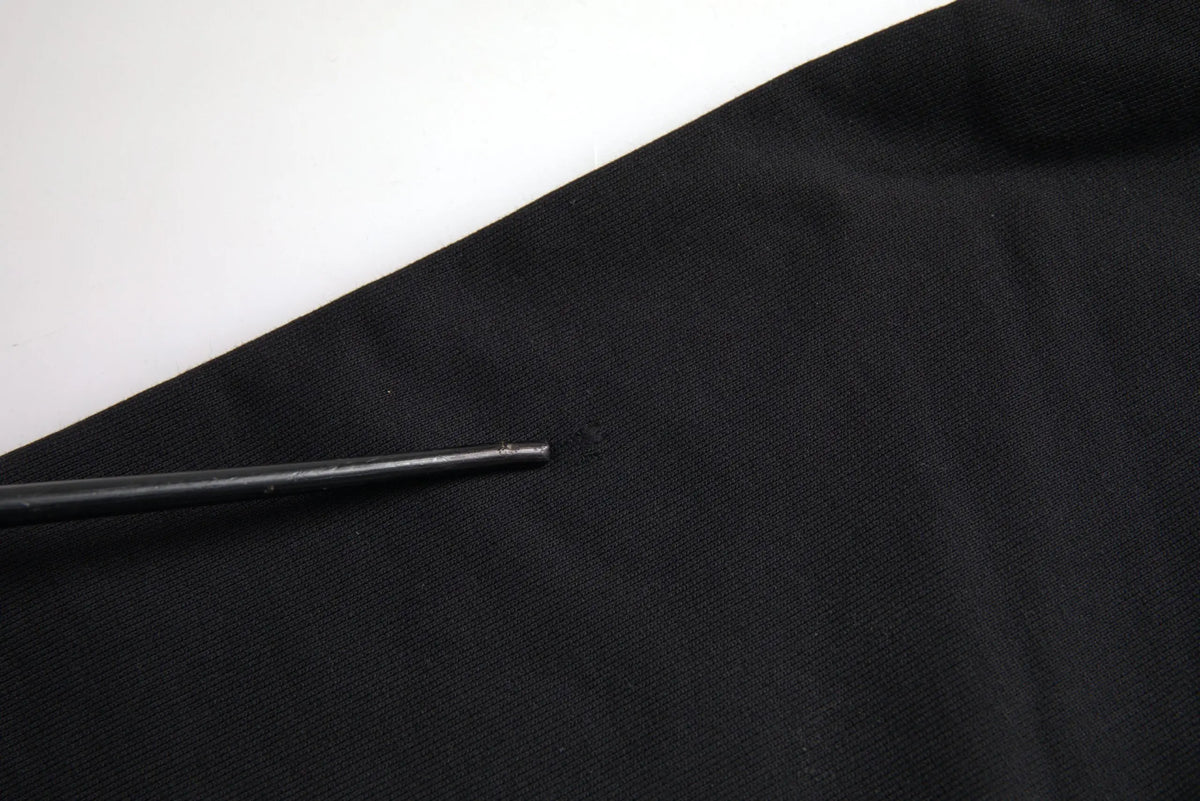Tissu noir légèrement texturé du sweat à capuche en coton balenciaga avec logo visible