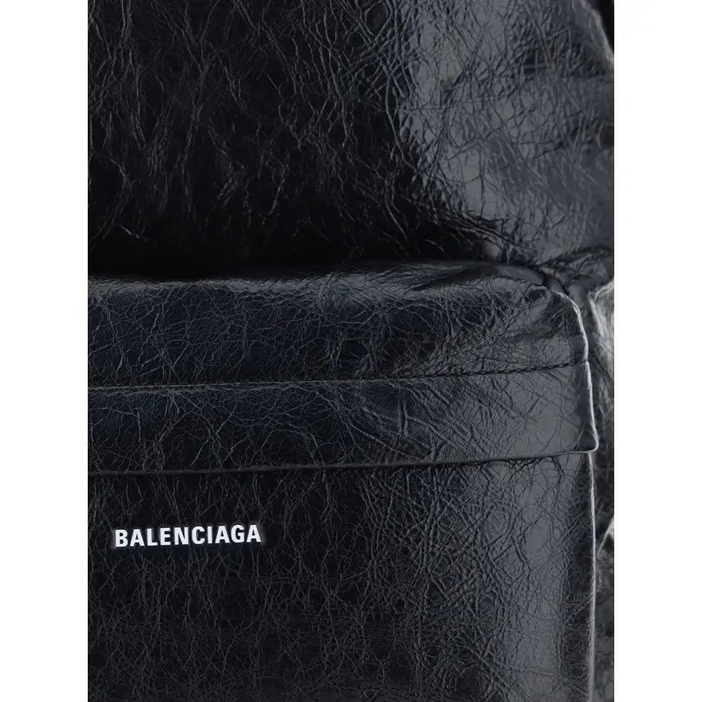 Sac à dos balenciaga noir en cuir texturé avec logo blanc balenciaga visible sur le devant