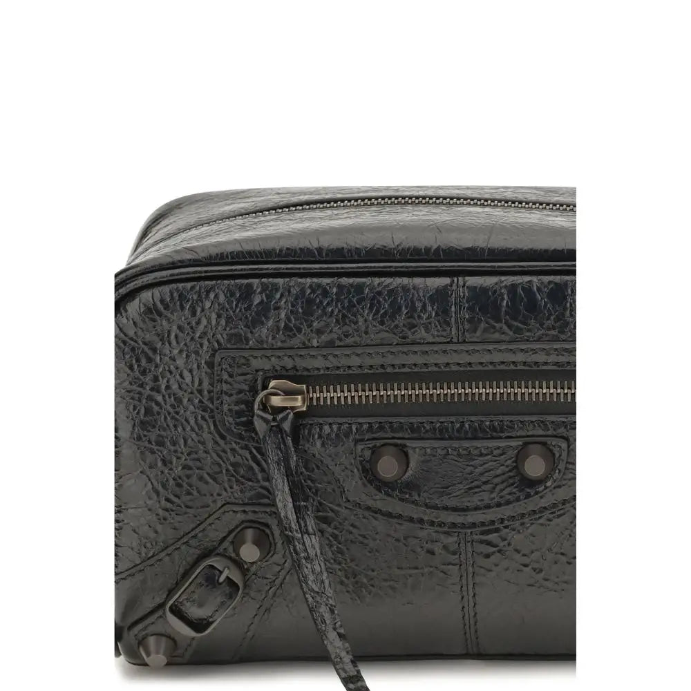 Sac en cuir texturé noir balenciaga avec fermeture éclair métallique et garnitures visible sur cette image