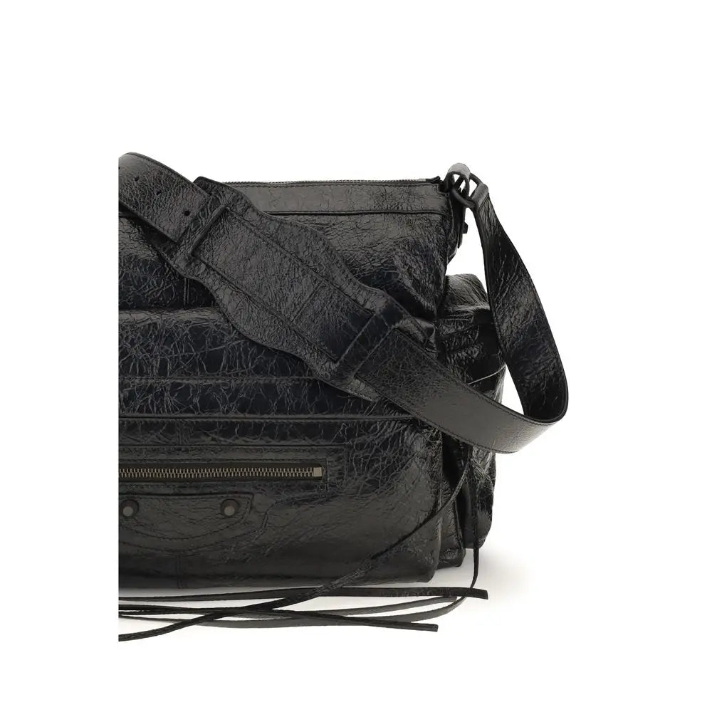 Sac bandoulière balenciaga en cuir noir froissé avec forme rectangulaire structurée et franges effilochées