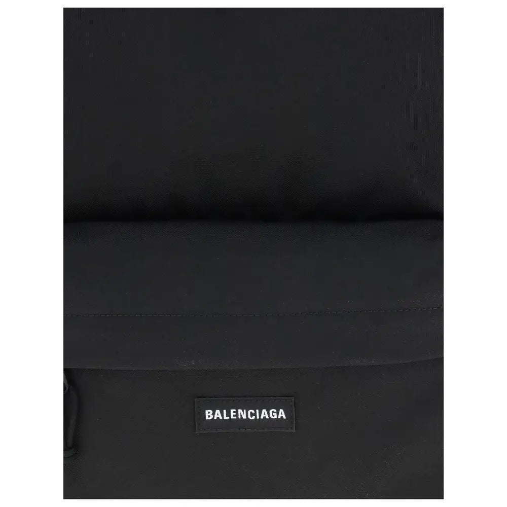 Sac à dos balenciaga noir en polyamide avec design minimaliste et détails de couture subtils vue de dos