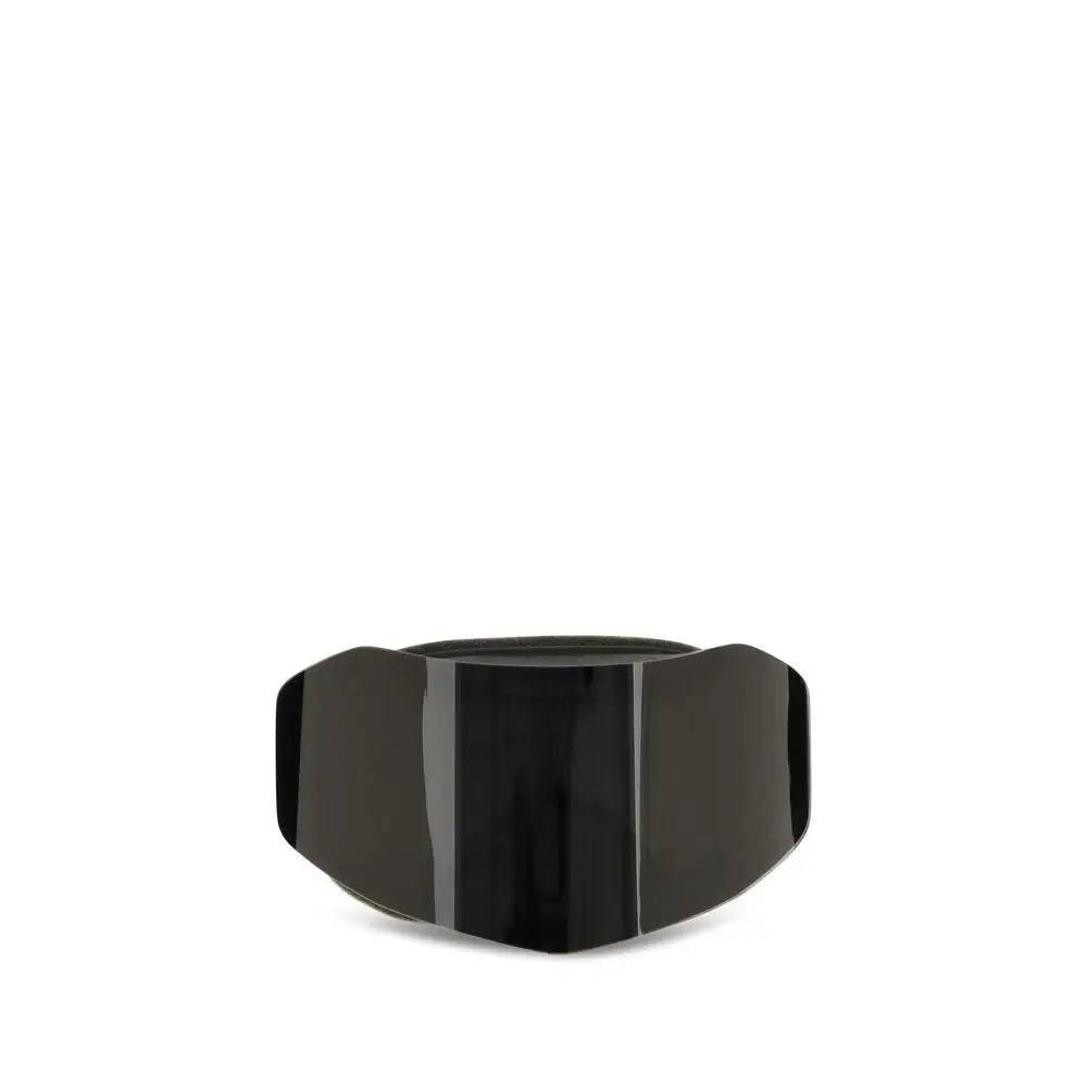 Bracelet manchette noir en résine brillante avec design moderne et épuré associé à lunettes balenciaga noir en polyamide