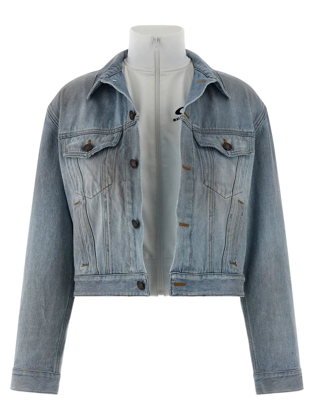 Veste en denim bleu clair balenciaga en coton avec fermeture à boutons classiques et poches avant sur mannequin