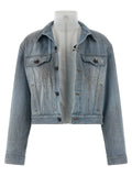Veste en denim bleu clair balenciaga en coton avec fermeture à boutons classiques et poches avant sur mannequin