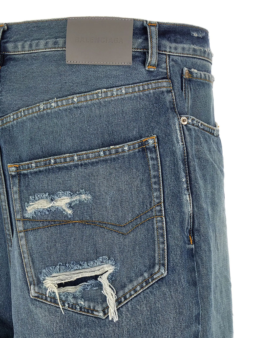 Jean bleu balenciaga en coton avec coupe décontractée vue de dos poche arrière déchirée avec bord effiloché et patch cuir gris