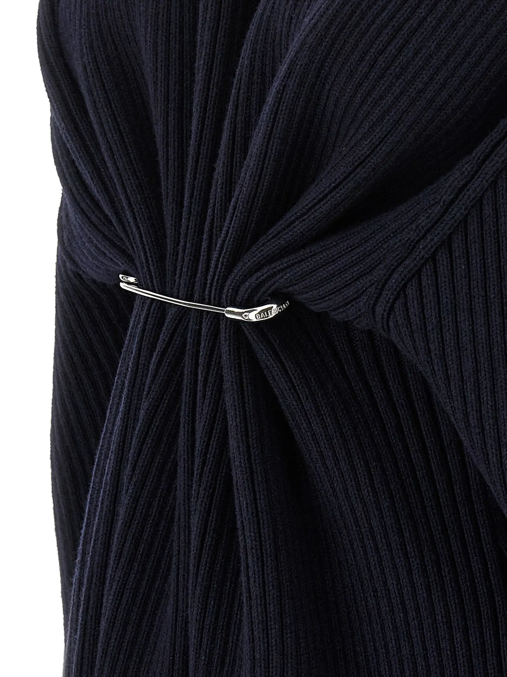 Broche épingle de sureté argentée avec design minimaliste et gravure, produit balenciaga robe courte bleue en laine