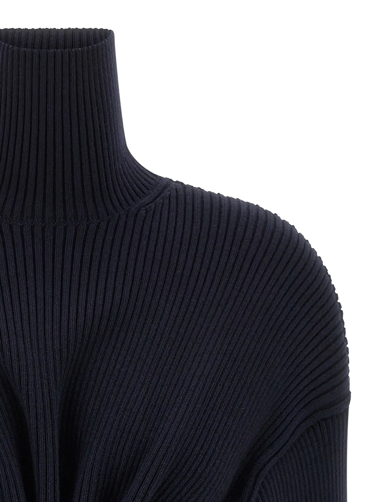 Un pull col roulé noir côtelé en laine avec un tricot lisse dans la robe courte bleue en laine balenciaga