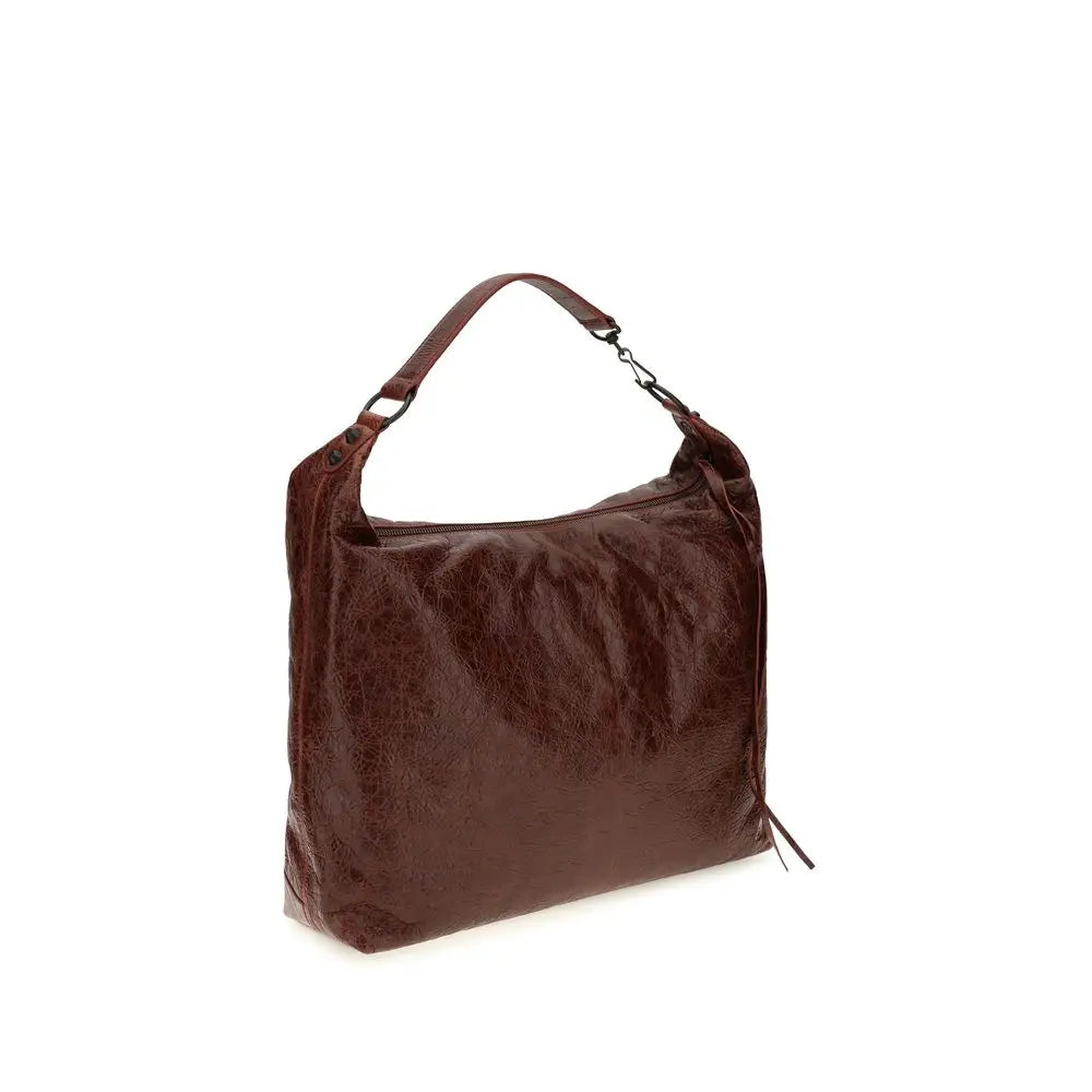 Sac hobo en cuir brun foncé légèrement froissé avec une bandoulière, sac épaule balenciaga bordeaux lamb ovis aries