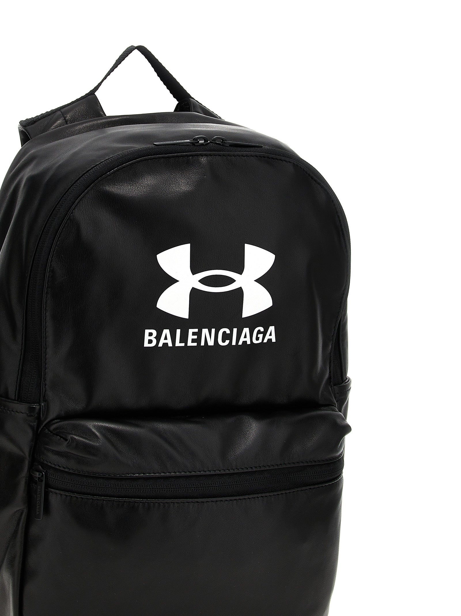 Sac à dos Balenciaga en cuir d'agneau bicolore, design élégant avec poignées et détails modernes.