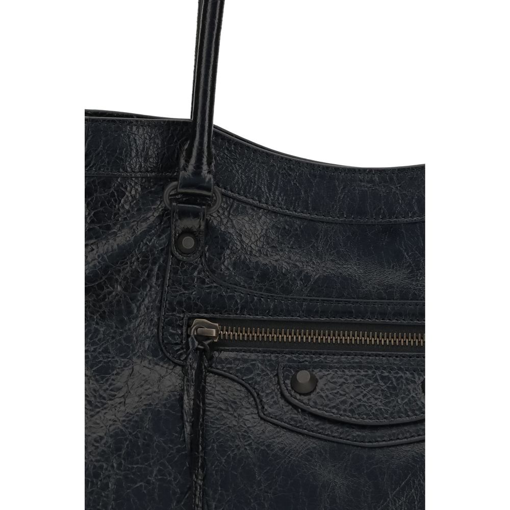 Sac à épaule Balenciaga en cuir d'agneau noir avec détails en ovis Aries, élégant et moderne.